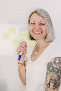 Stefanie Gladbach mit Stift in der Hand vor whiteboard